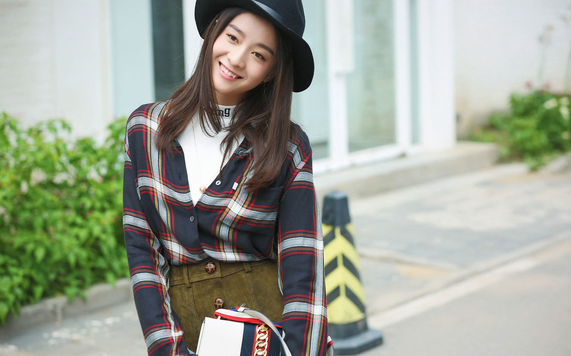 美女演员张雪迎桌面壁纸图片