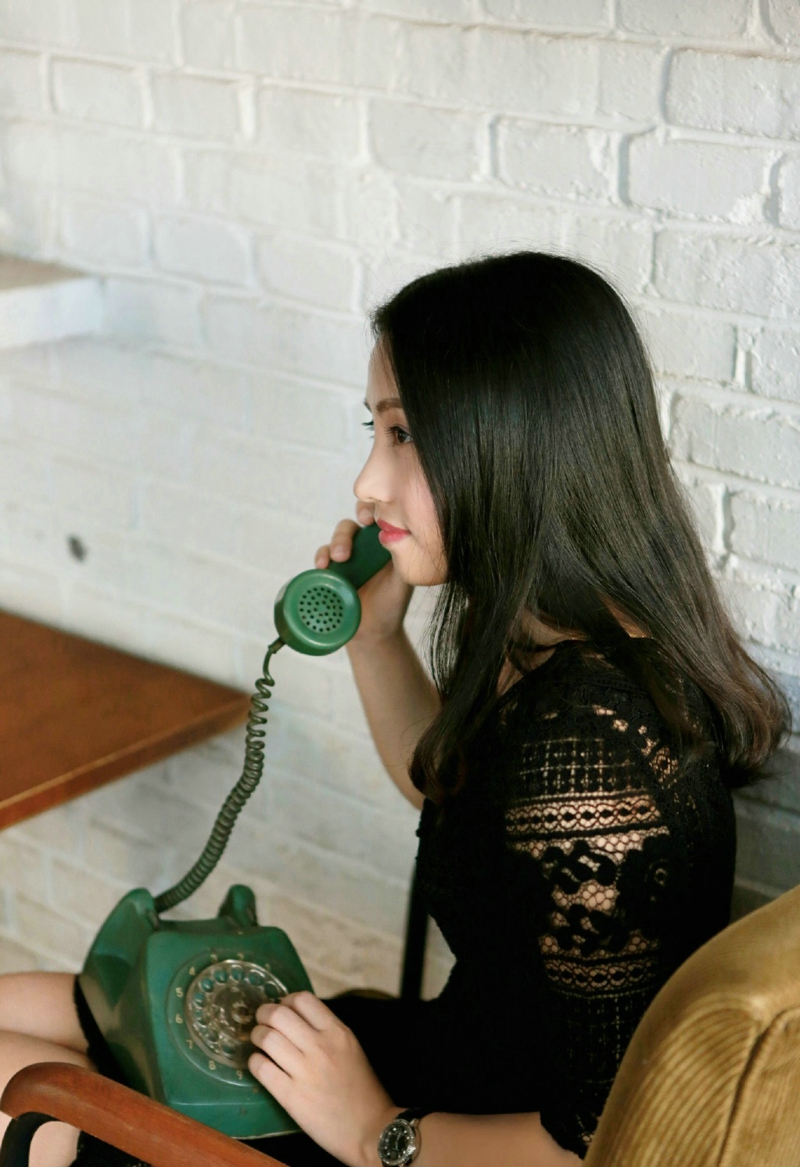 咖啡馆内的气质美女安静怡人