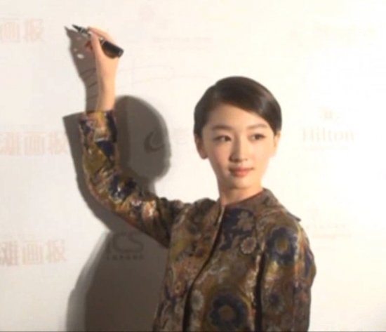 人气小花周冬雨随性图片