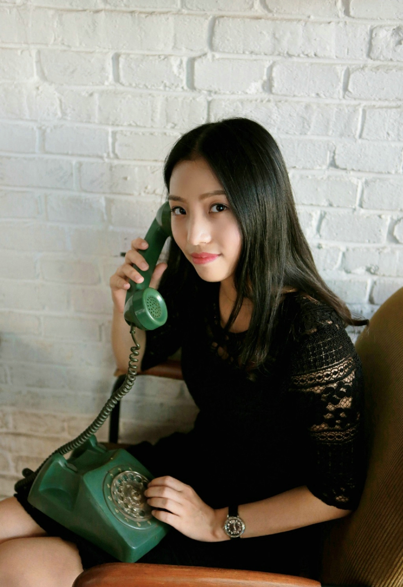 咖啡馆内的气质美女安静怡人