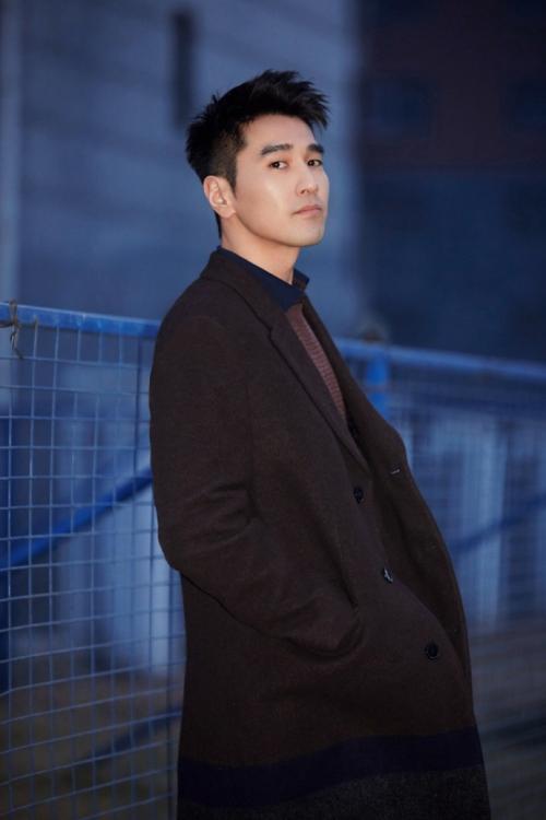 赵又廷机场随性中不乏时髦穿搭态度