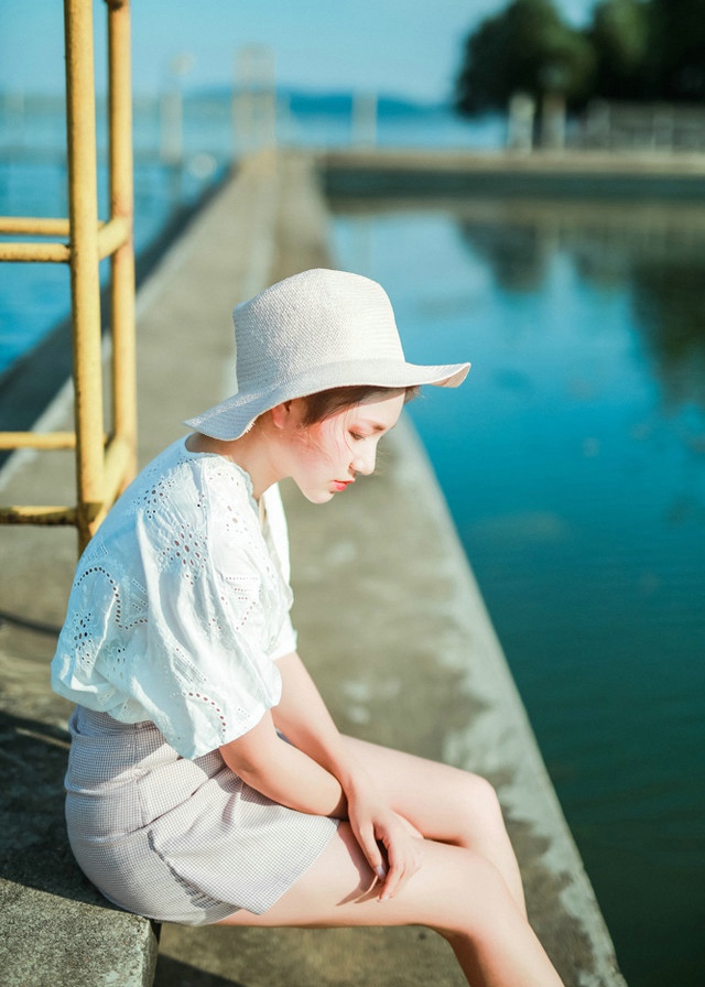 高冷清秀美女户外阳光照动人写真