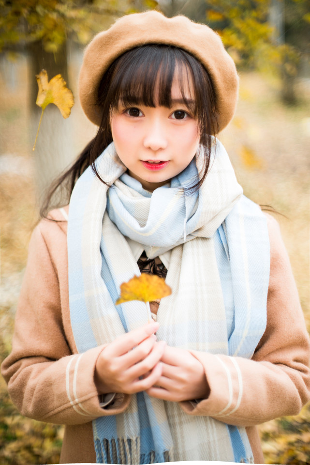 森林内花环少女裸肩白裙娇俏诱人