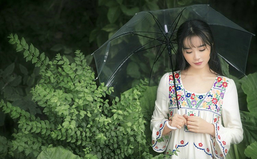 优雅花季少女林间写真