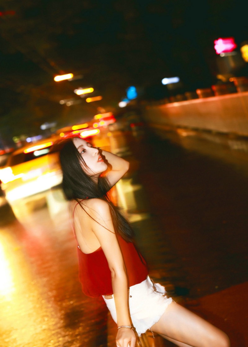 夜晚街头上的吊带红衣艳丽美女率性动人