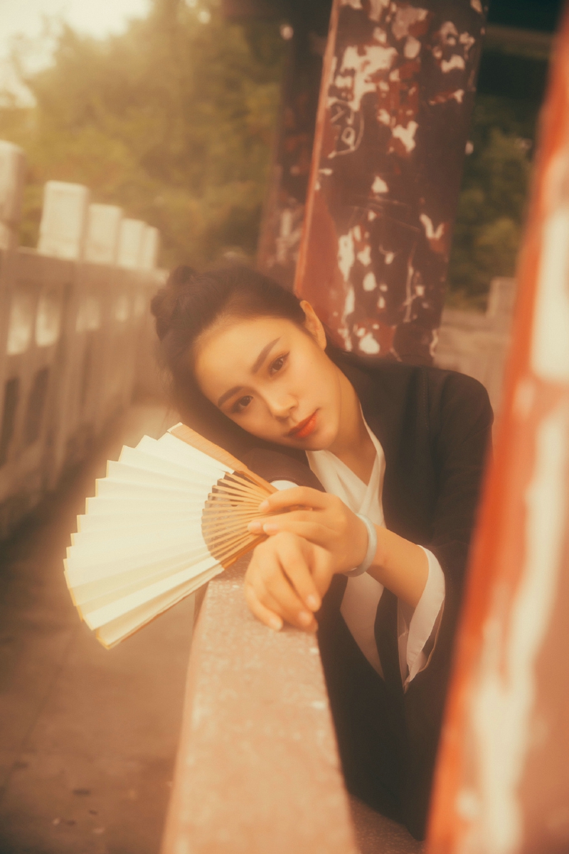高颜值古装美女柔婉安静动人写真