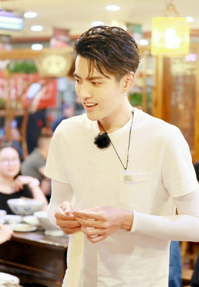 吴亦凡登杂志封面彰显无限的青春和活力