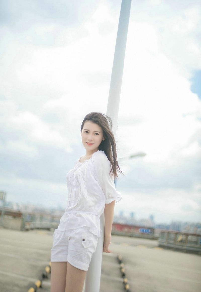 蓝天白云下的长发美女清甜笑容养眼写真
