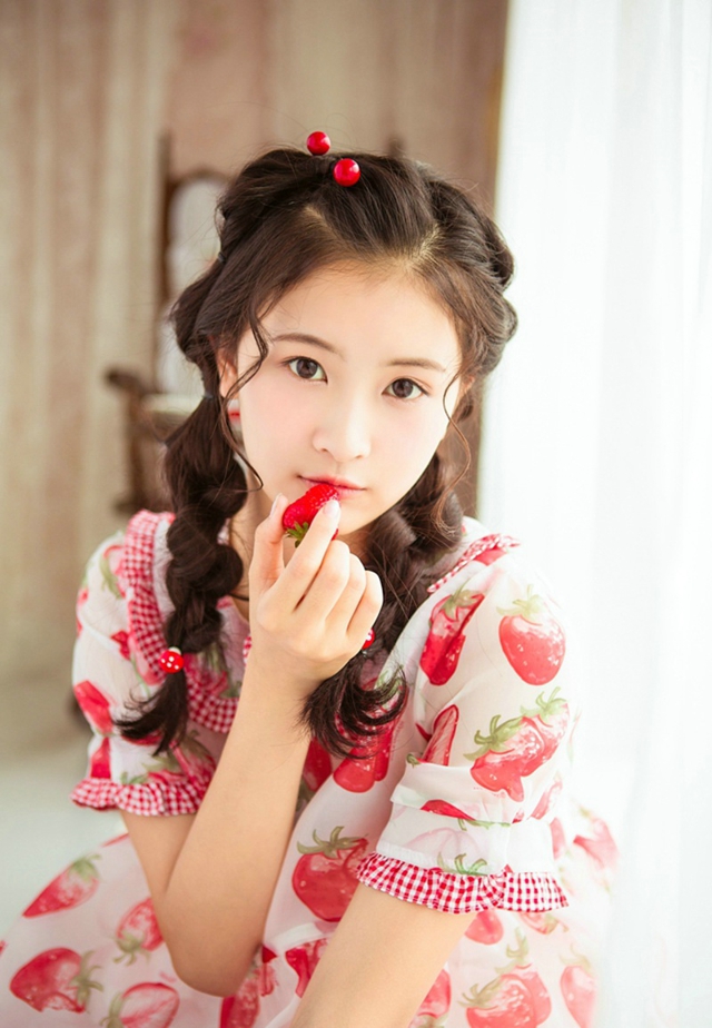 呆萌清纯甜点妹子可爱俏皮写真图片