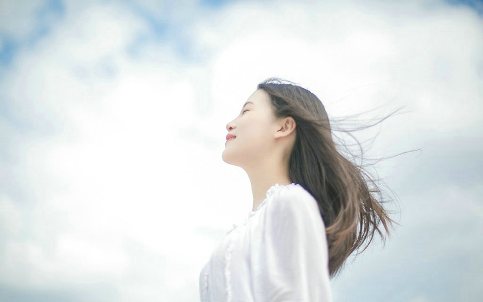 蓝天白云下的长发美女清甜笑容养眼写真
