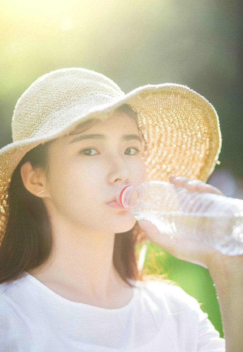 咖啡馆内的气质美女安静怡人