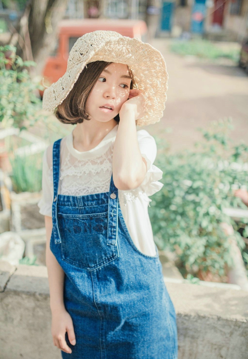 阳光户外草帽少女背带裤清爽可人