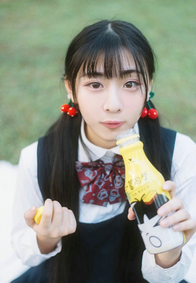 娇嫩俏皮薯片少女户外写真