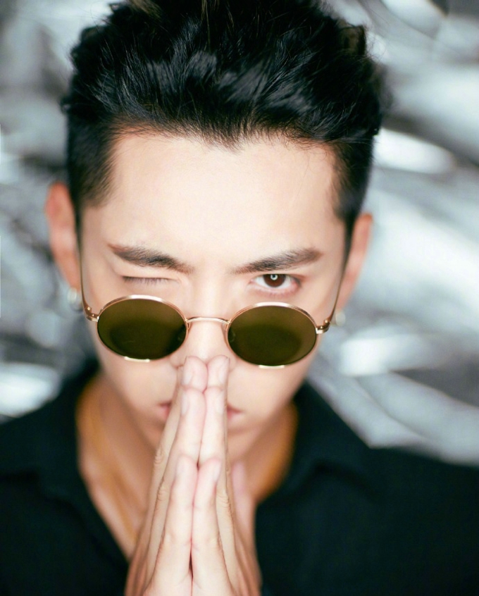 吴亦凡的凝视电眼十足美图写真