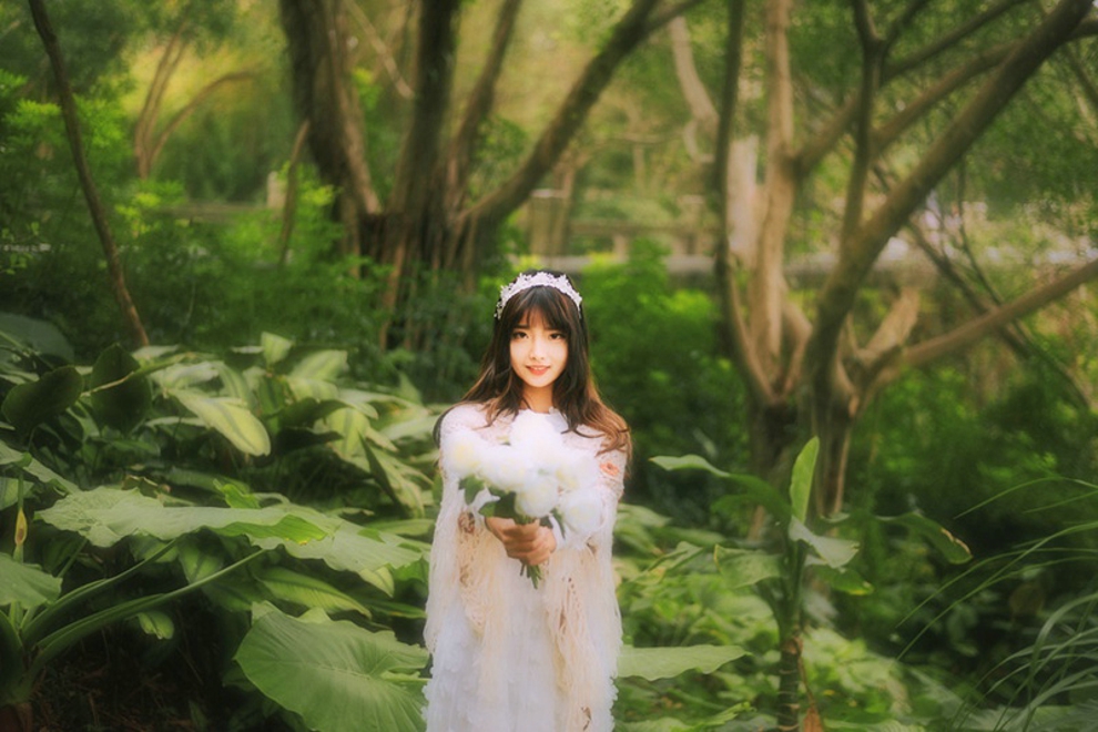 森林清纯娇嫩白衣美女