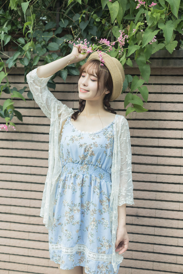 清凉夏日麻花辫少女面若桃花大口吃瓜