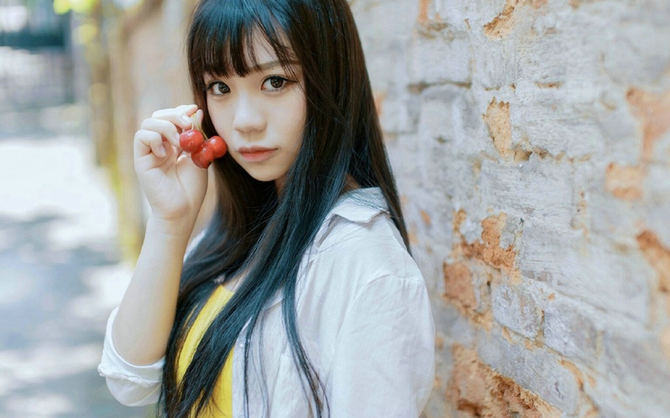 齐刘海樱桃少女清新户外纯真迷人