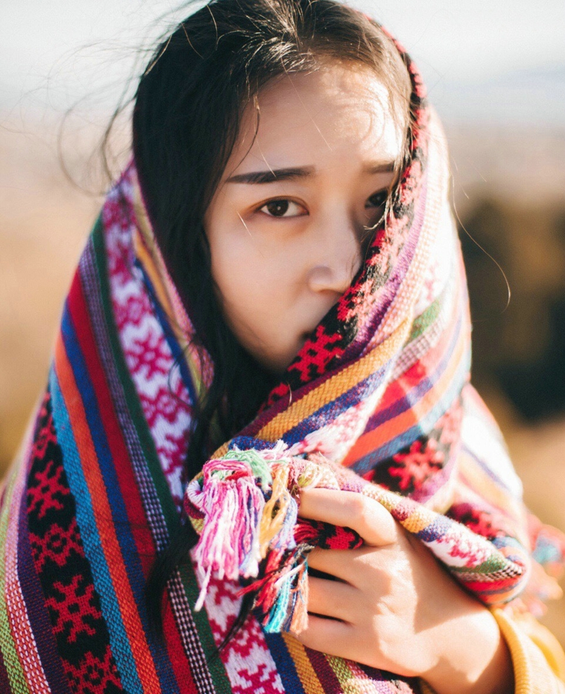 荒凉沙漠中的卷发美女成熟别样风情