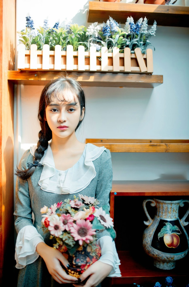 海边文艺美女自然随性鲜艳碎花裙飘逸迷人