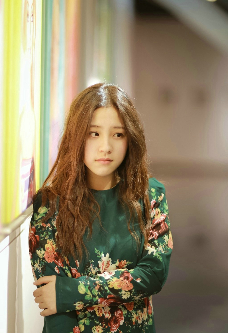 中国风卷发美女图书馆内素雅怡人