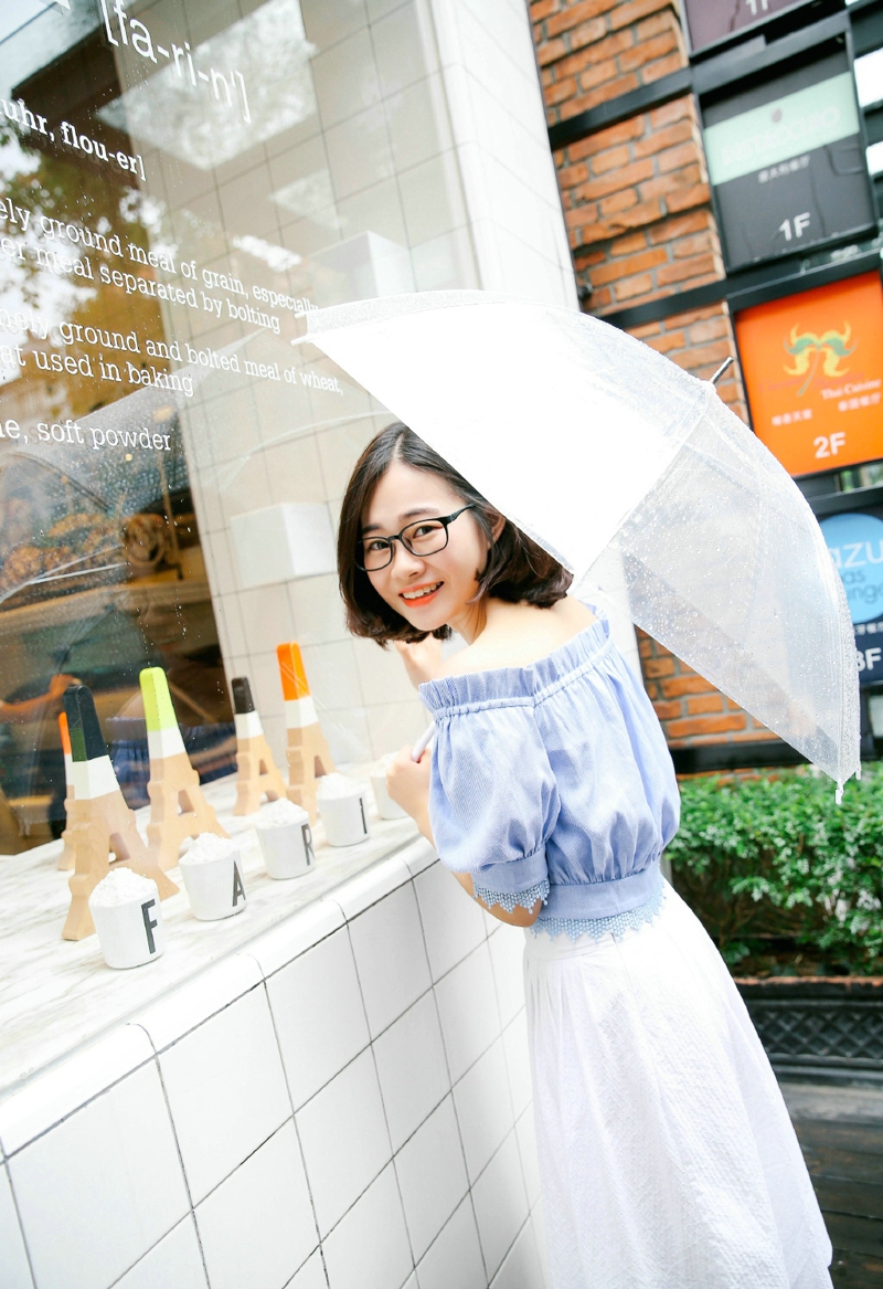 百褶裙短发美女纯真干净阳光写真