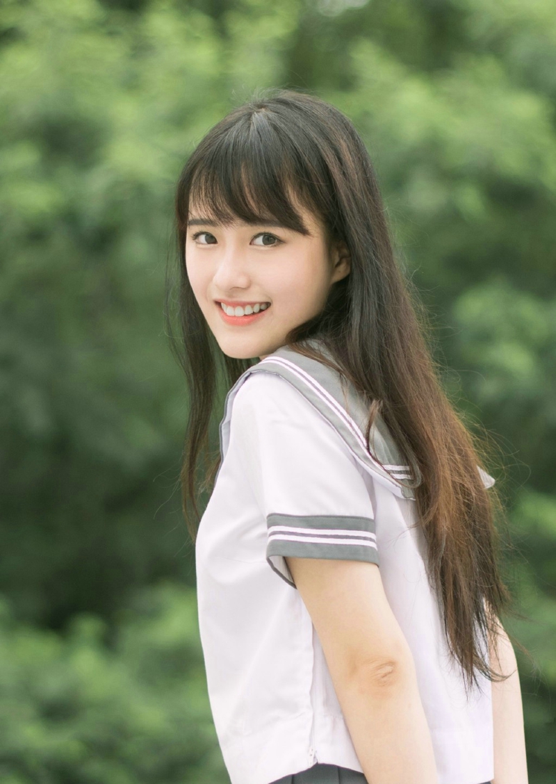 清新原野内的森系短发披肩美女笑容灿烂