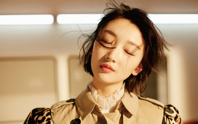 人气小花周冬雨随性图片