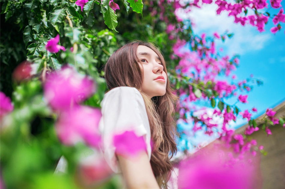 阳光下草帽美女海边风吹唯美写真