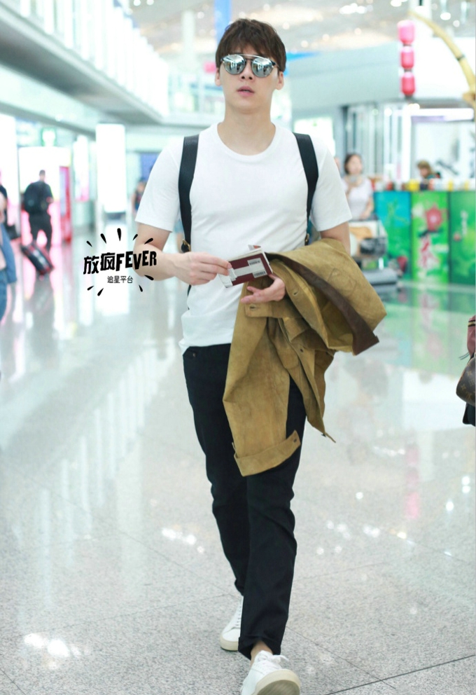 李易峰诠释华丽绅士风写真照