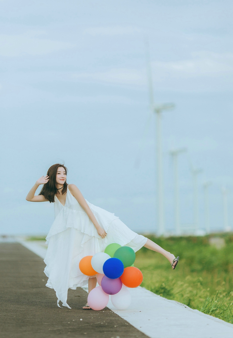 街道上的气球秀发女神活泼清新写真