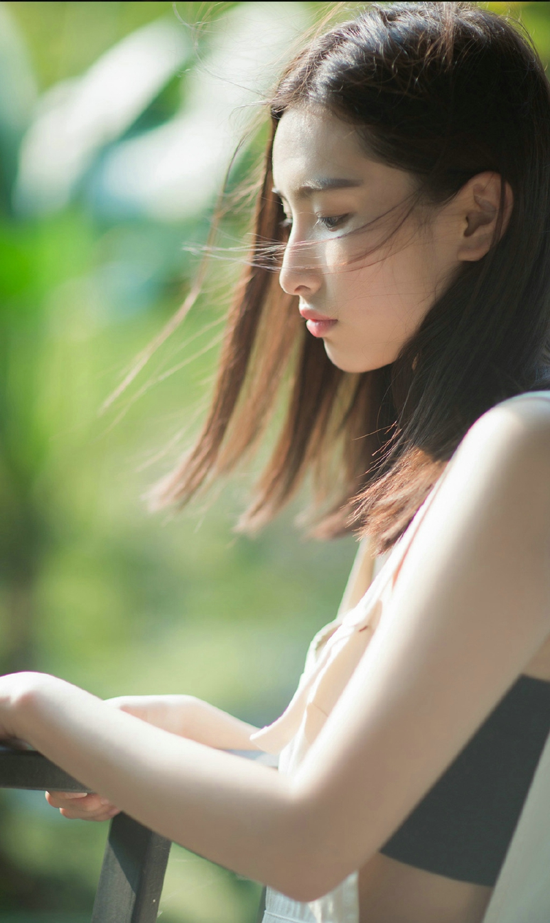 复古私房内的红酒女神漂亮脸蛋