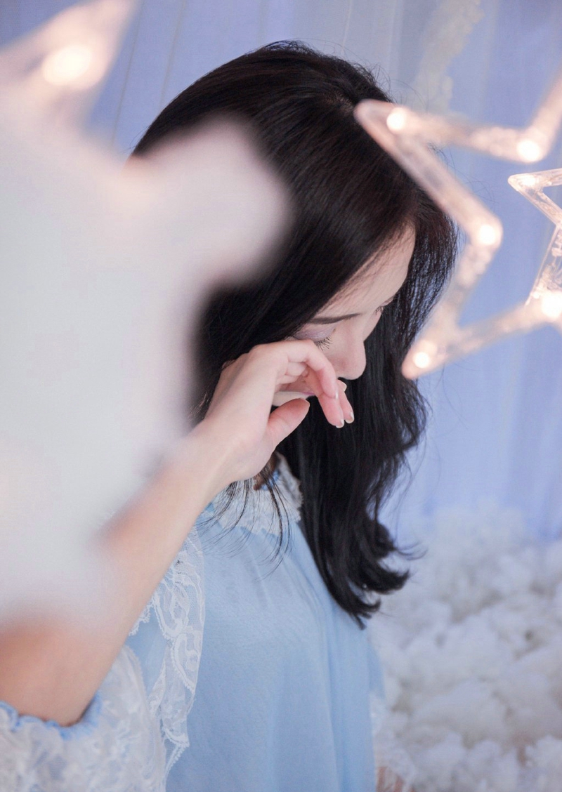 蓝调半丸子头妹子可爱表情包