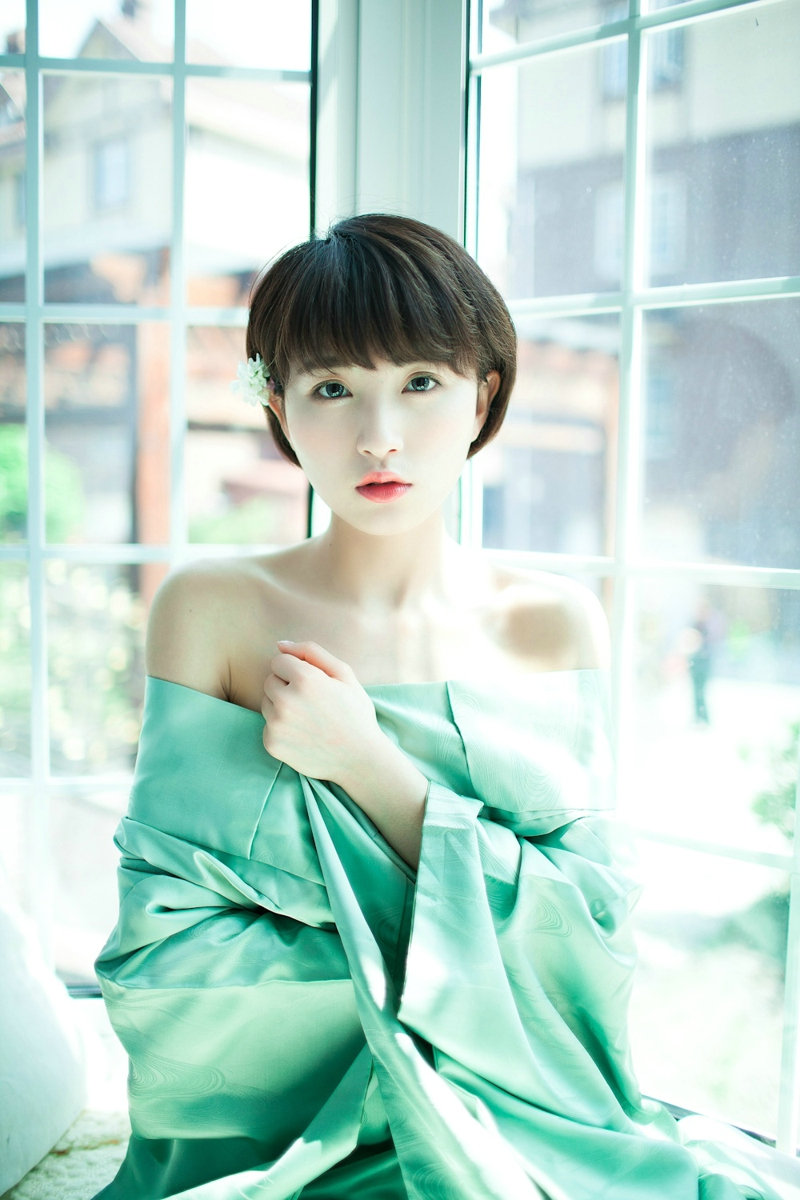 清新短发美女居家小露香肩性感迷人