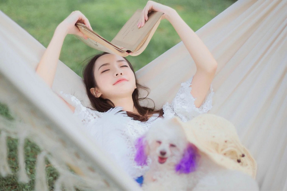 清纯甜美阳光美女户外正能量图片