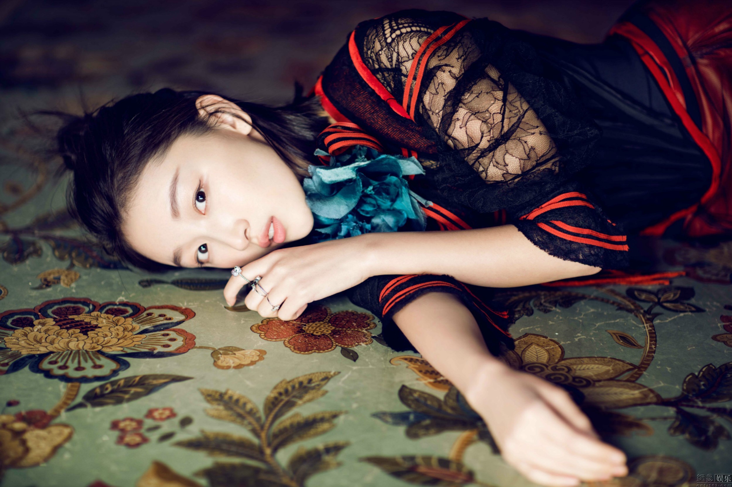 人气小花周冬雨随性图片