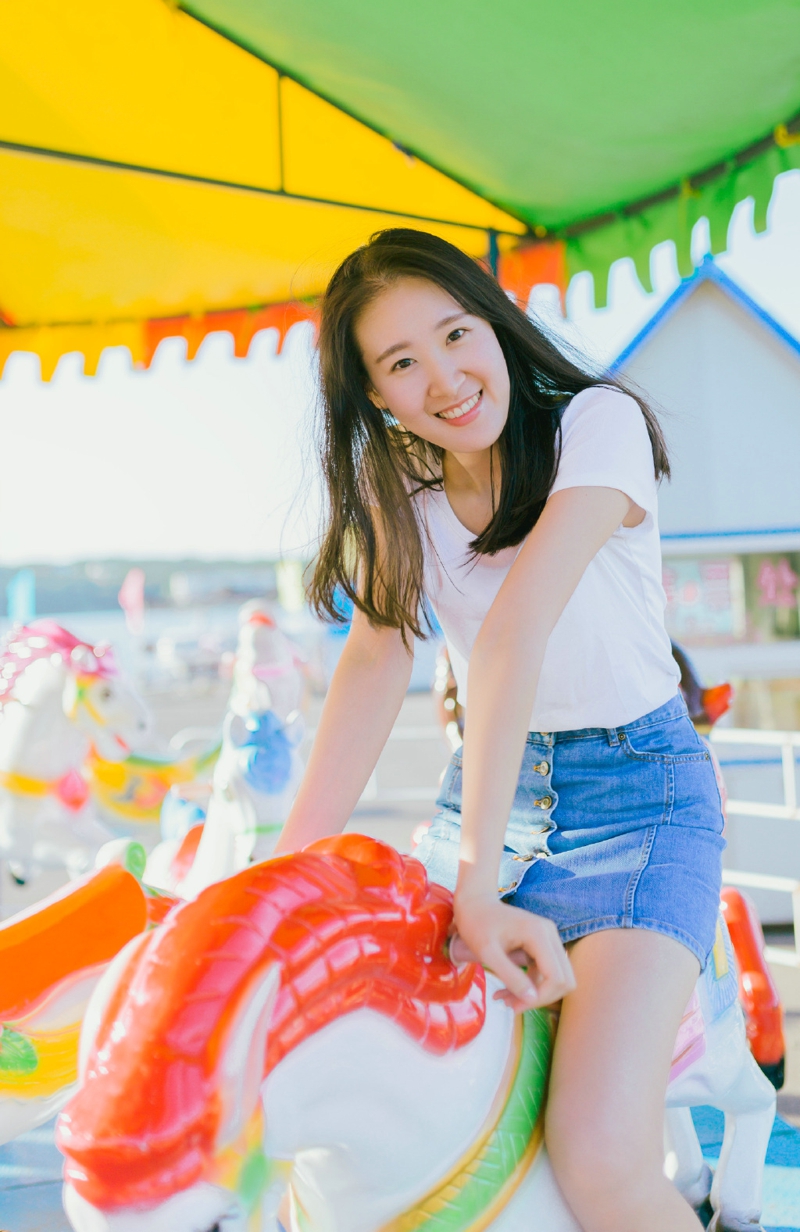 清爽妹子逆光下笑容灿烂温馨写真