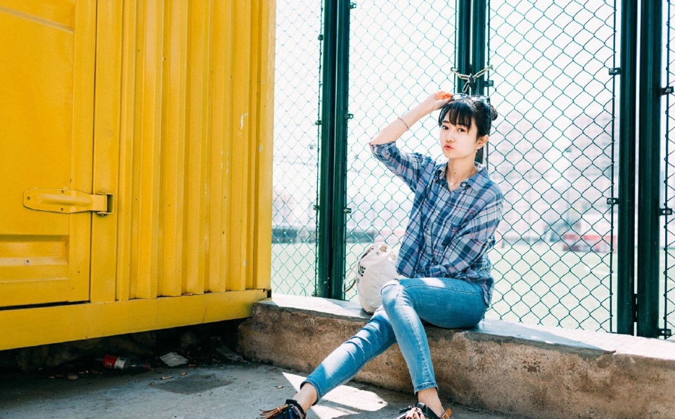 烈日下的墨镜格子衬衫美女清爽迷人