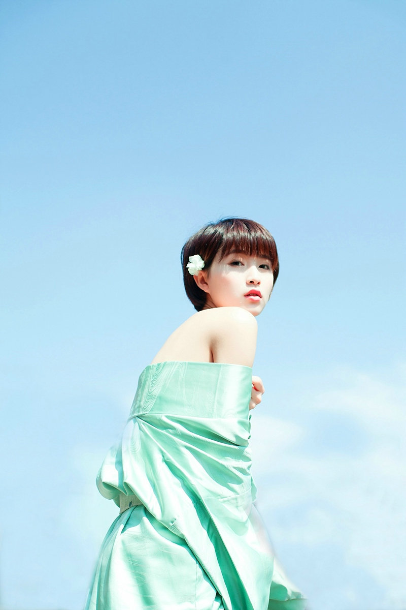 清新短发美女居家小露香肩性感迷人