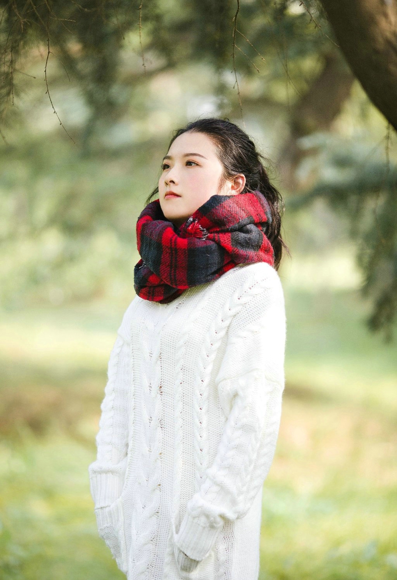 空阔草地上的毛衣围巾美女马尾清爽