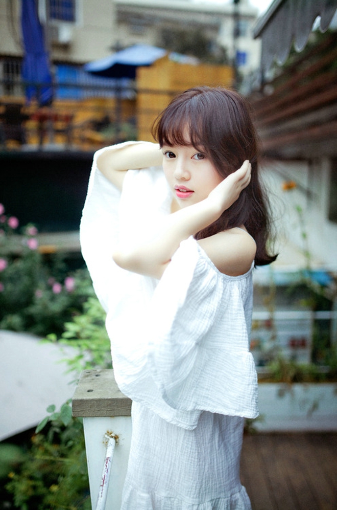 后花园里清纯娇羞可爱少女写真