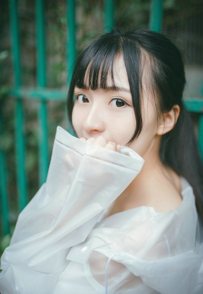 可爱气质清纯白净雨天美女写真