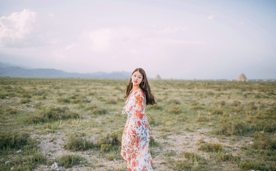 黄昏下的气质女神碎花长裙耀眼吸睛