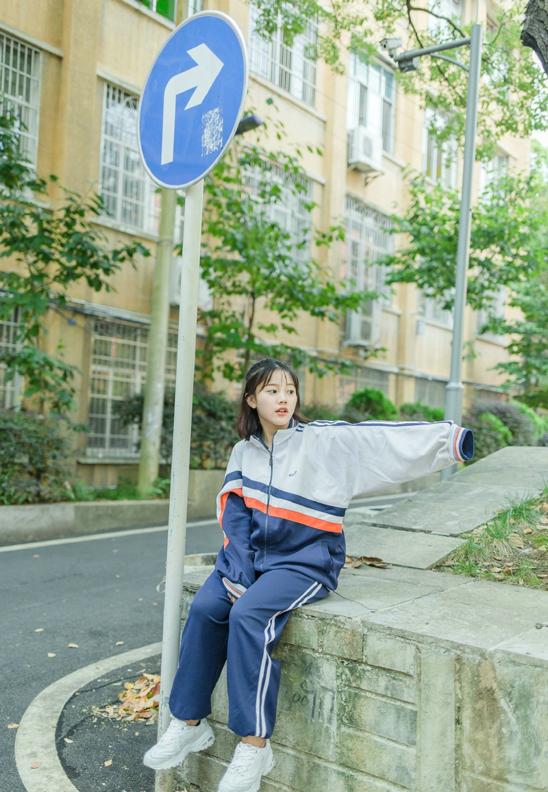 忧郁气质卷发美女自然随性写真