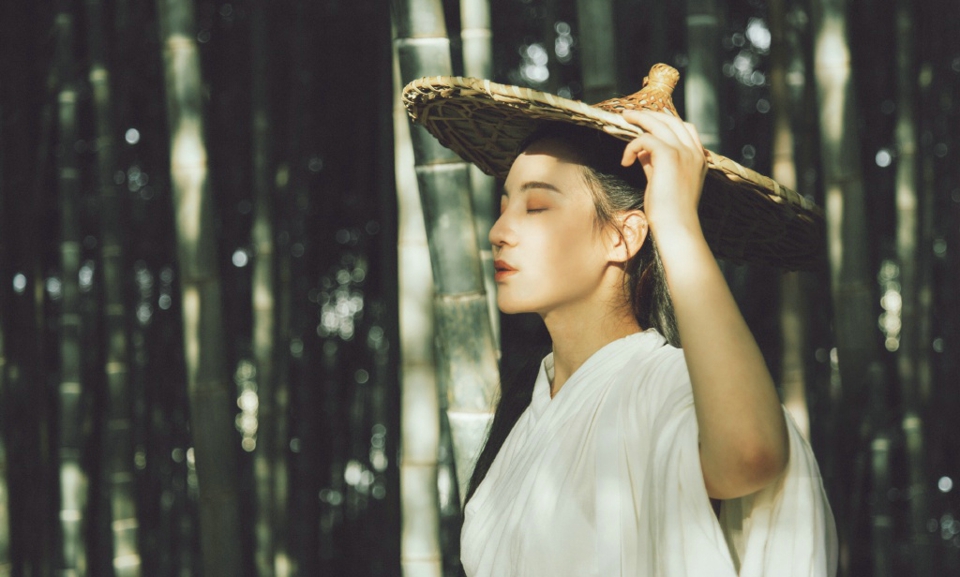 葡萄园内的清新气质美女养眼气质写真