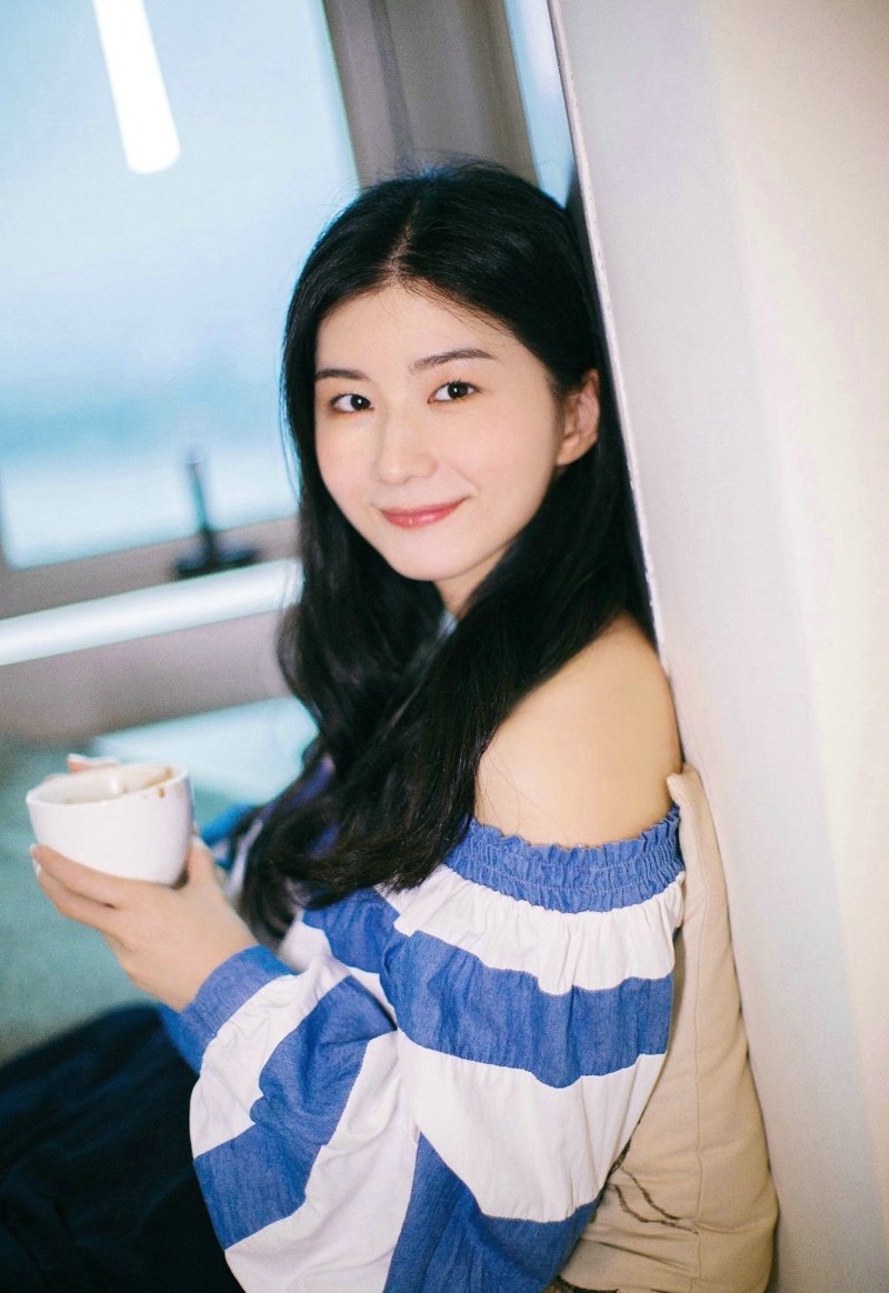 空阔草地上的毛衣围巾美女马尾清爽