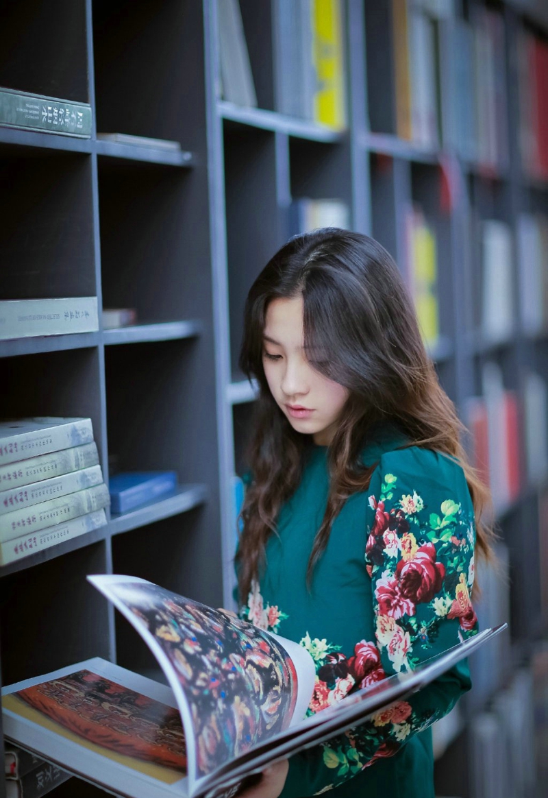 中国风卷发美女图书馆内素雅怡人
