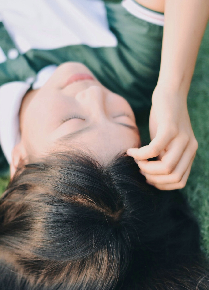 操场上的长发美女清新怡人青春正能量写真