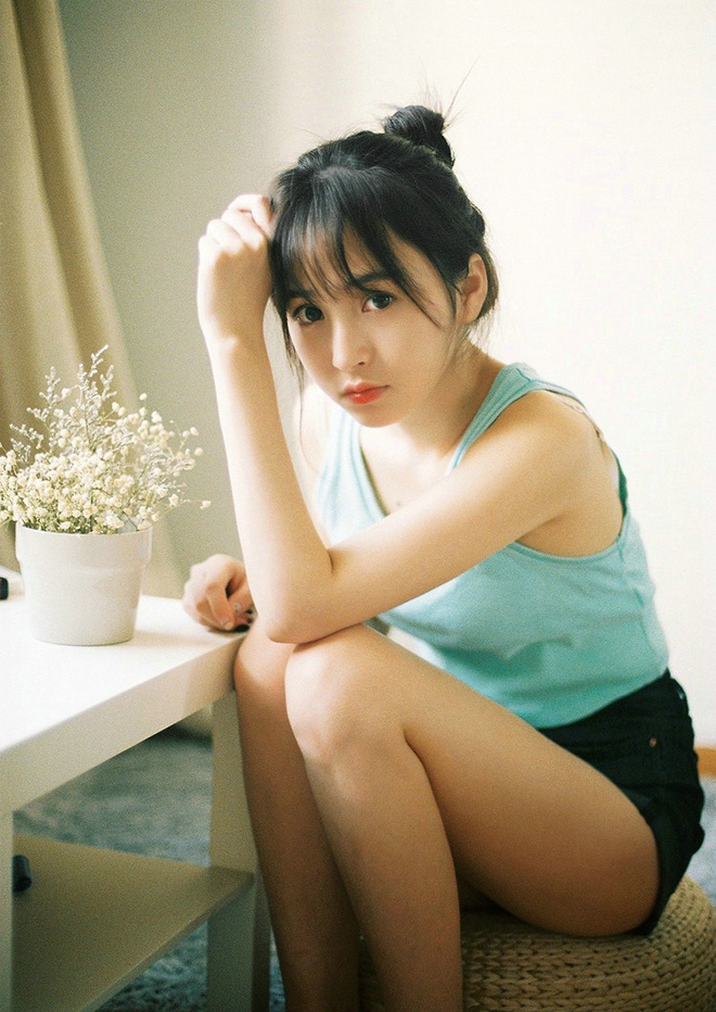 阳光可爱吃早餐少女写真