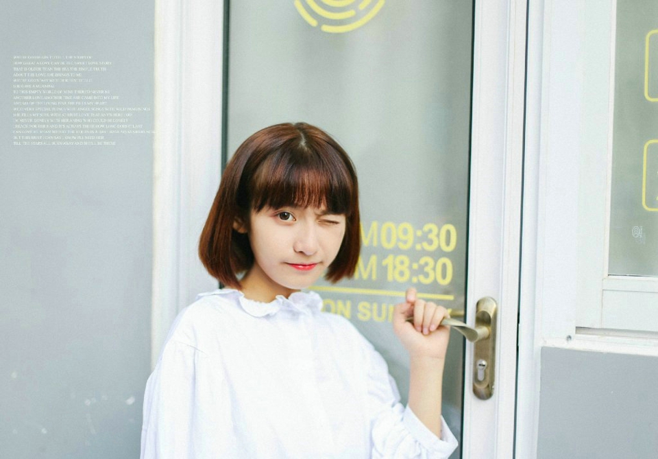 日系短发妹子可爱无辜眼神迷人