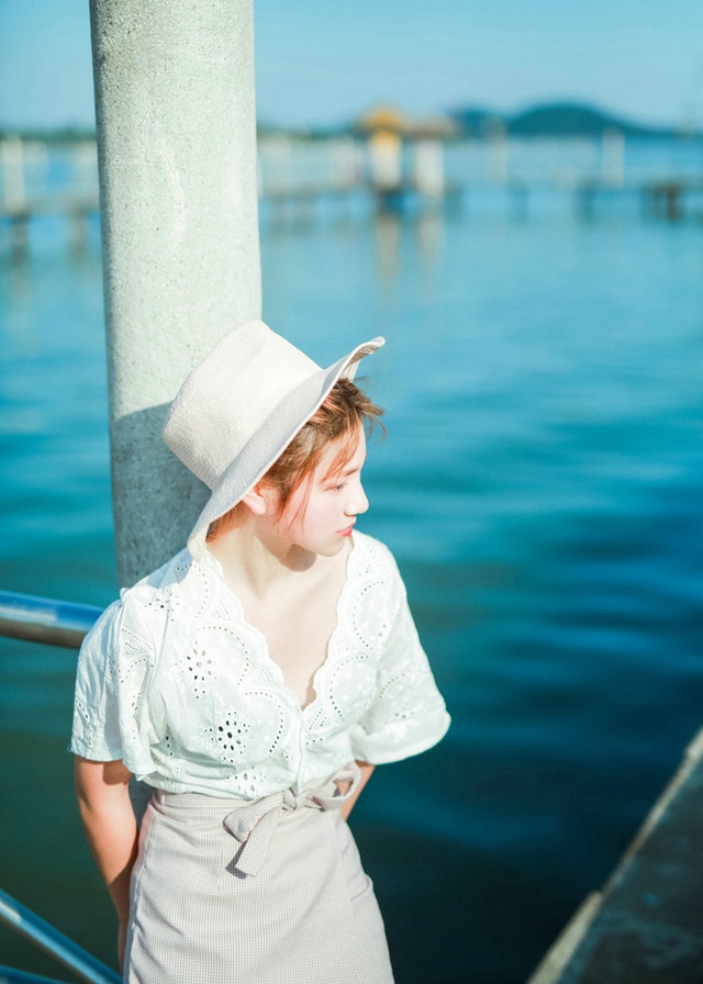 高冷清秀美女户外阳光照动人写真